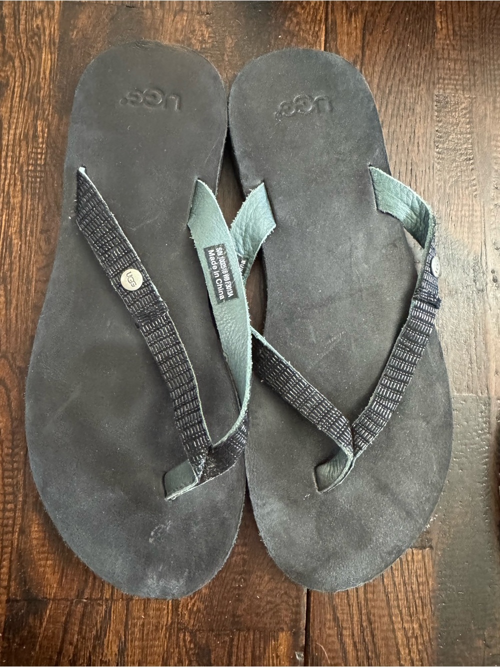 UGG Beige and Black Flip Flop Sandals Duo Size 8 - Picture 4 of 11